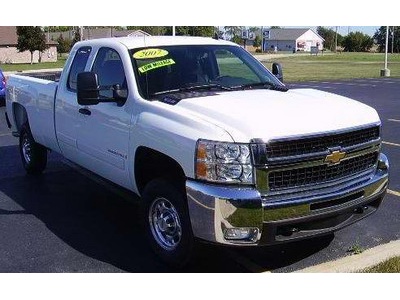 07 4x4 Extended cab White Chevy 2500